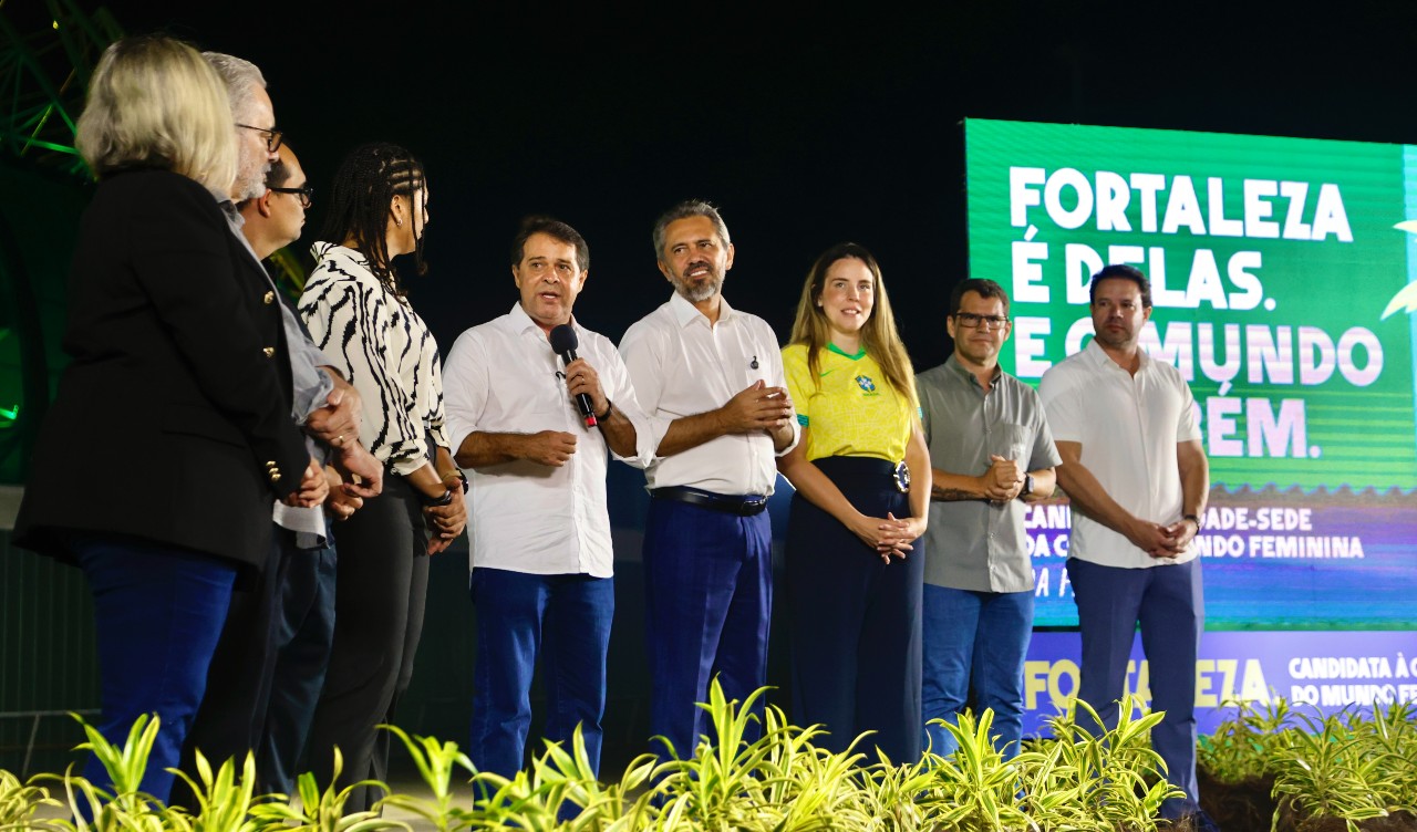 grupo de pessoas posa para a foto